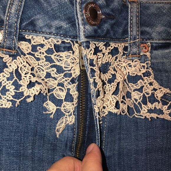 AE 6 Distressed Ivory Crochet Lace Detail Raw Hem Blue Denim Shorts - Picture 4 of 10